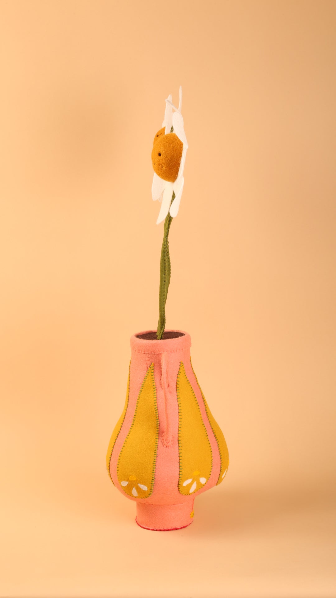 猫うさぎ - 花瓶の中のヒナギク(大)