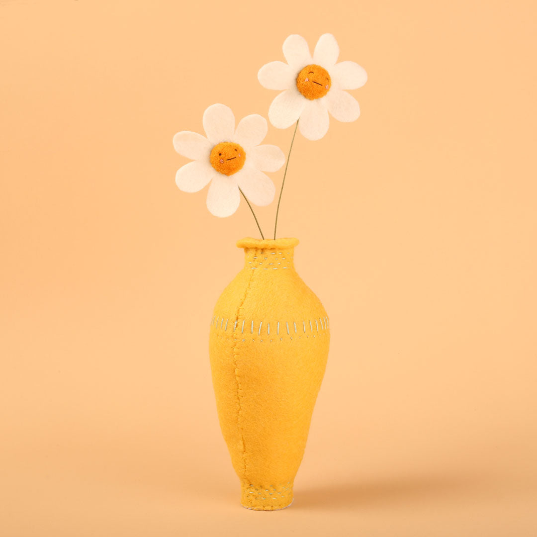 猫うさぎ - 淡い黄色の花瓶に入ったヒナギク