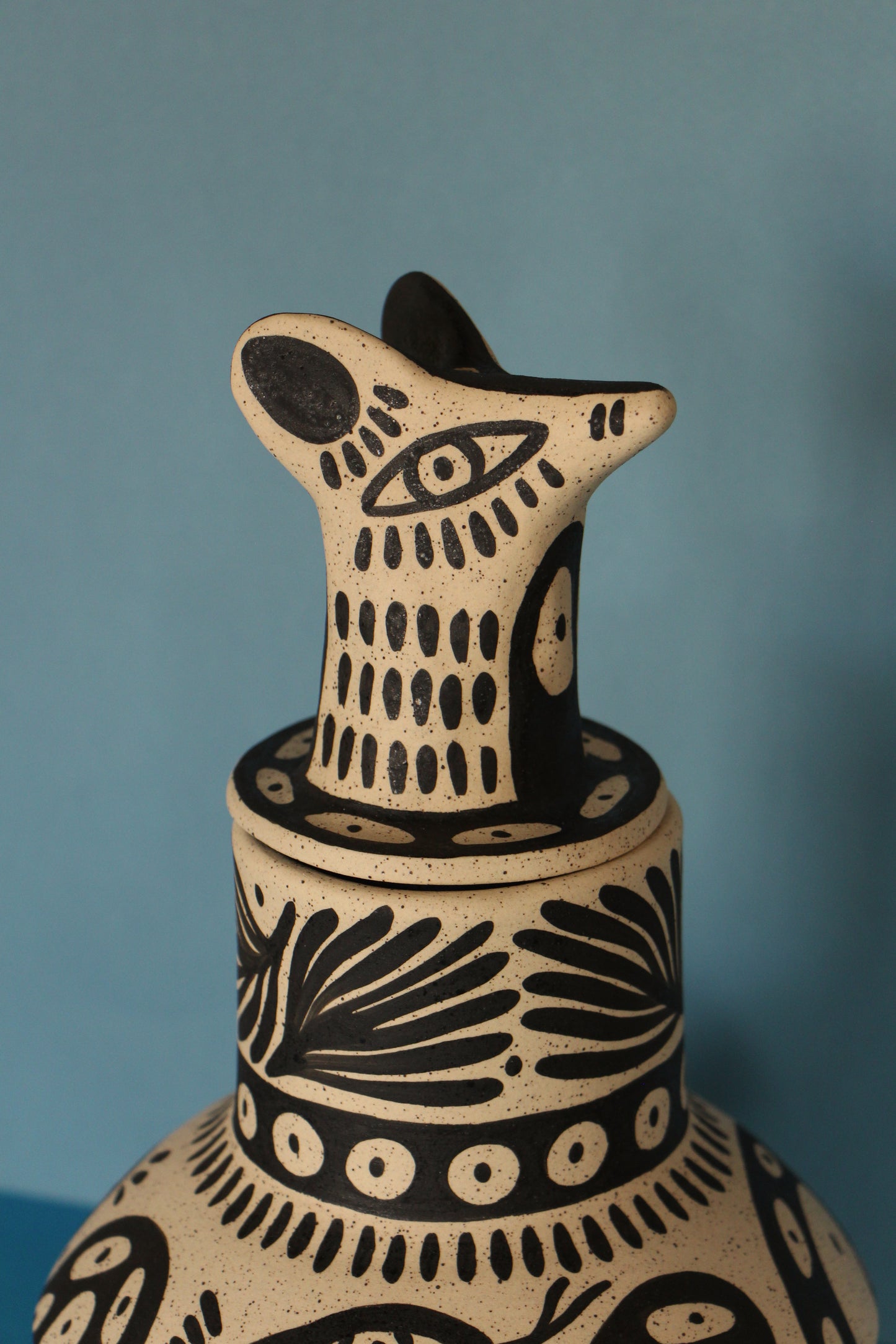 Perro y Arena - Coyote Urna 4