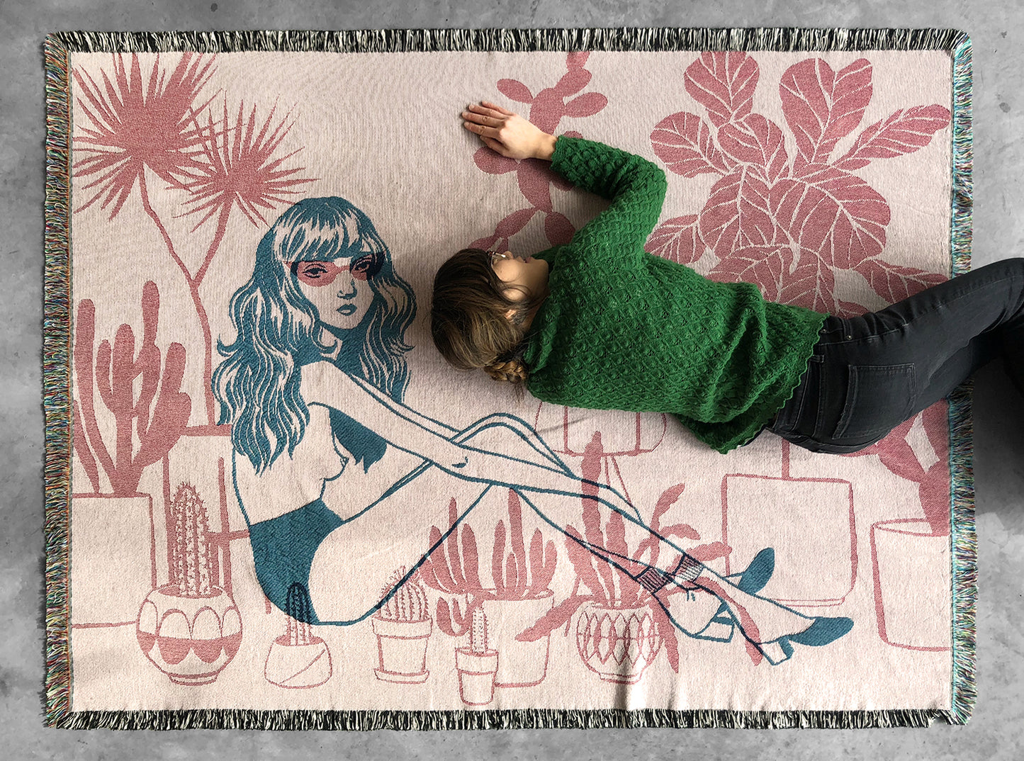 ビジュー・カルマン - 植物を持つ女性 ブランケット タペストリー