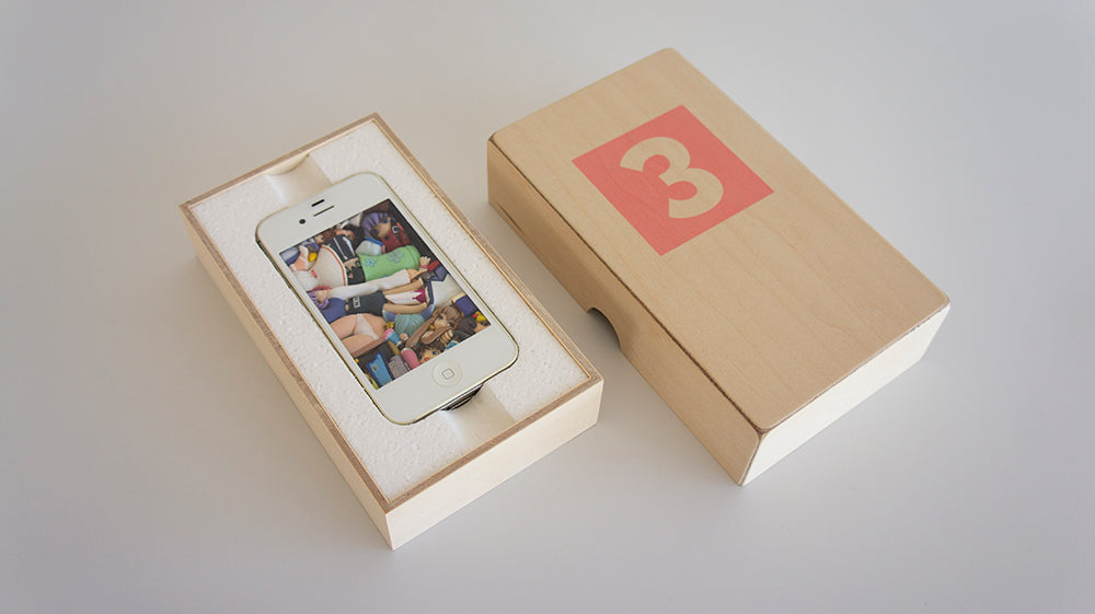 three - iPhone 4s Display