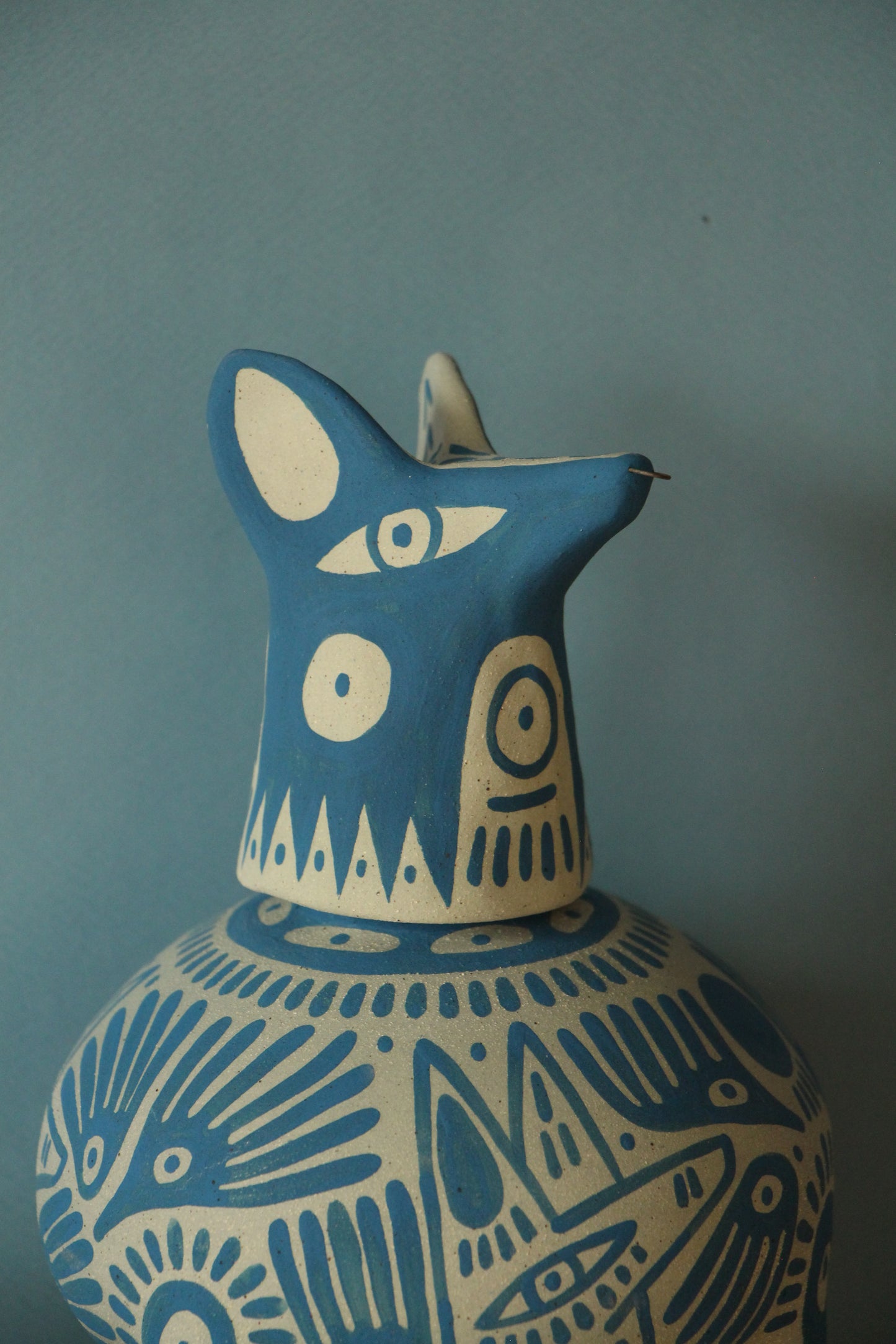 Perro y Arena - El Coyote Jarrón Mezcalero