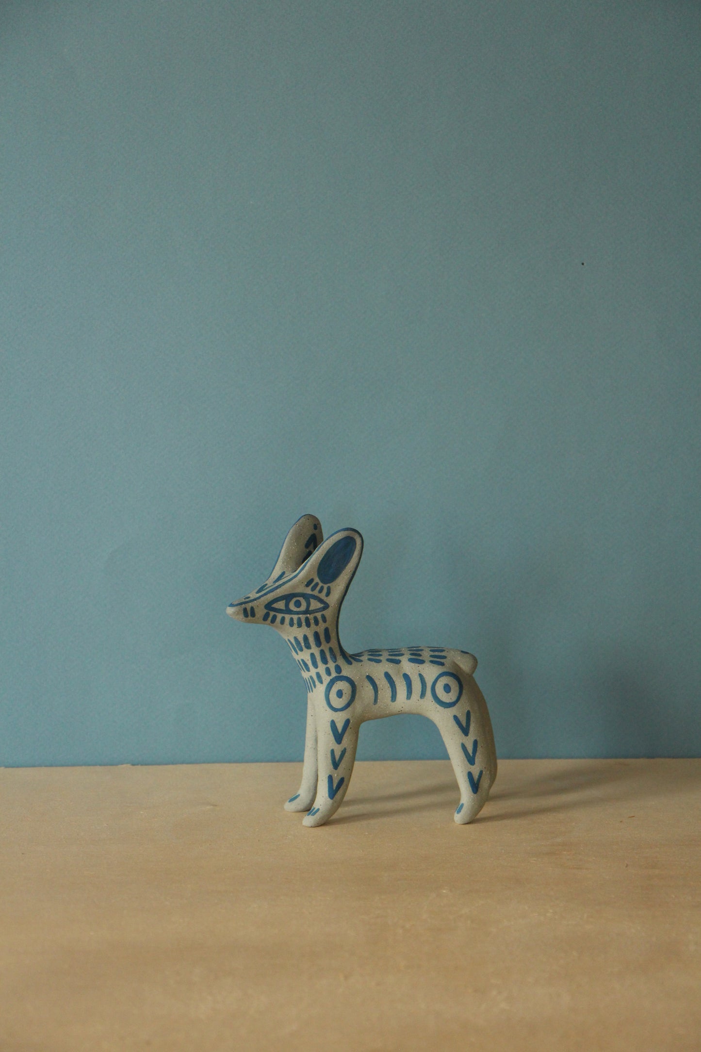 Perro y Arena - Tailless Coyote Figurine