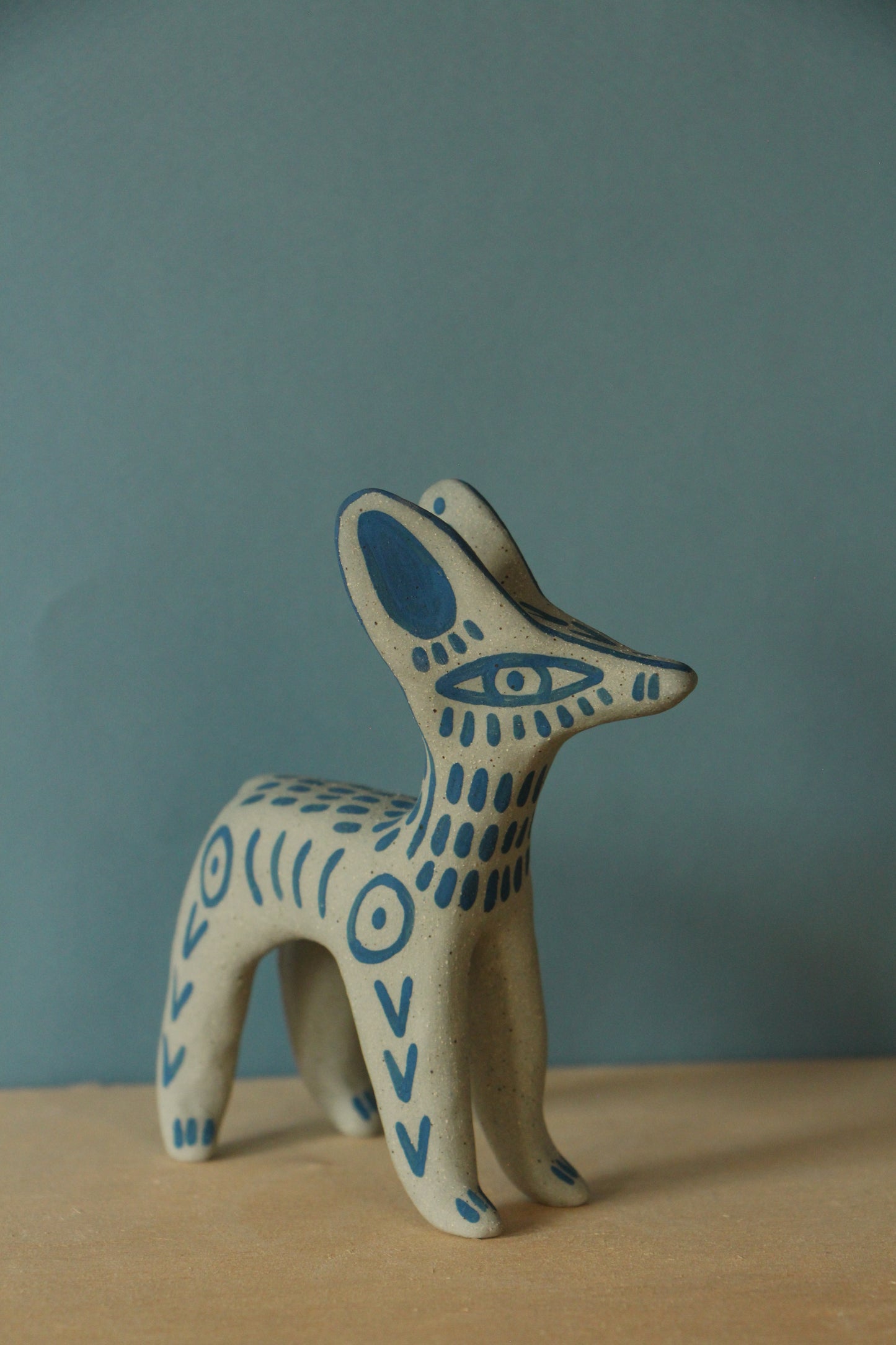 Perro y Arena - Tailless Coyote Figurine
