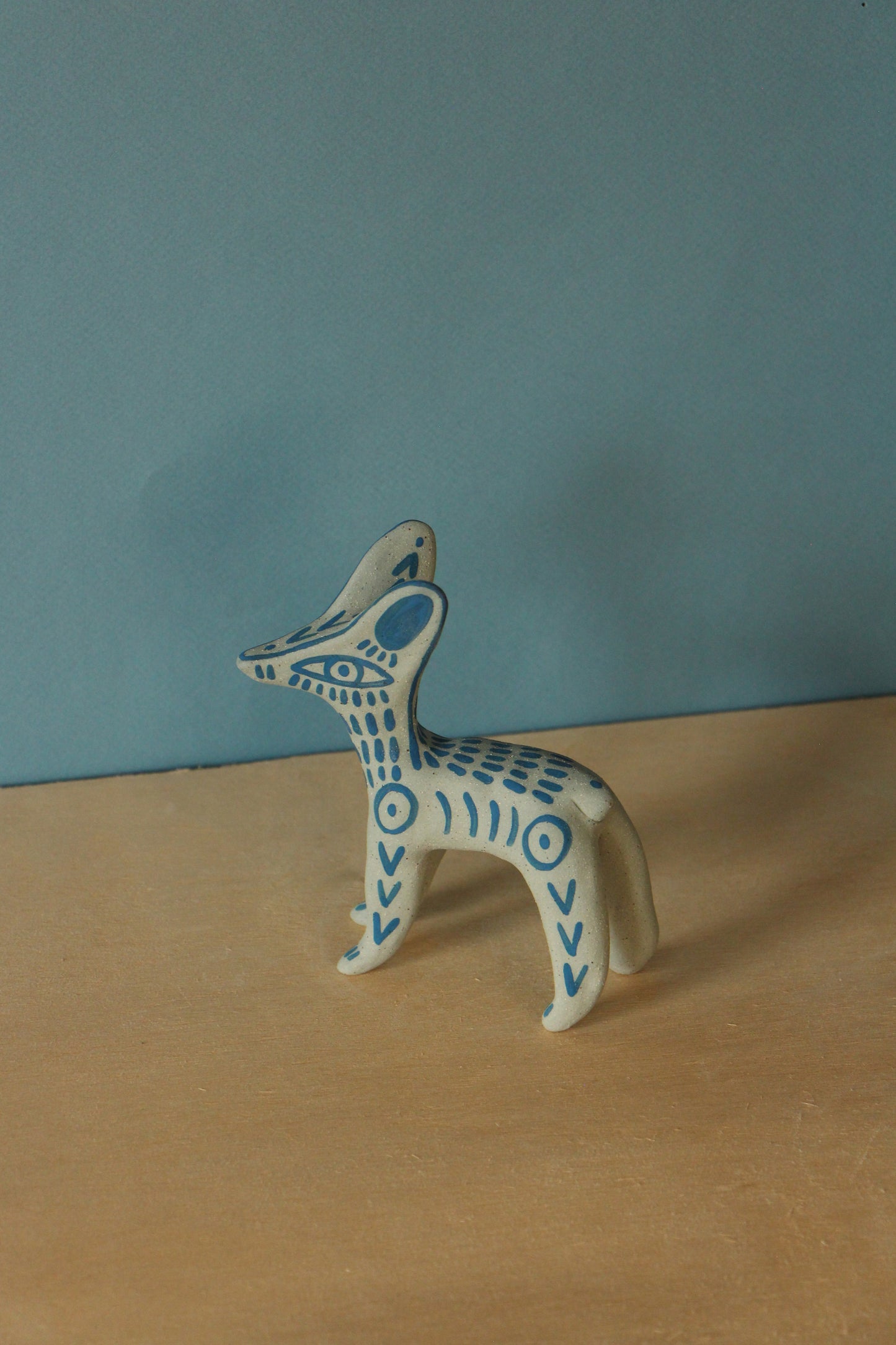 Perro y Arena - Tailless Coyote Figurine