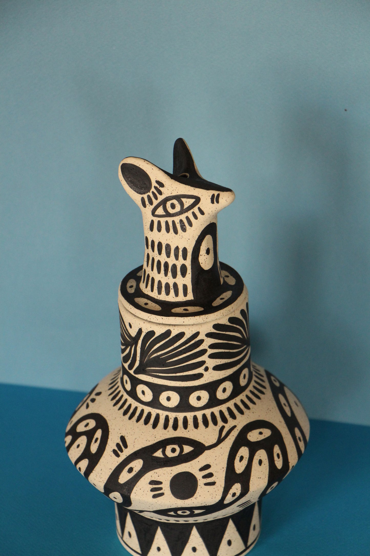 Perro y Arena - Coyote Urna 4