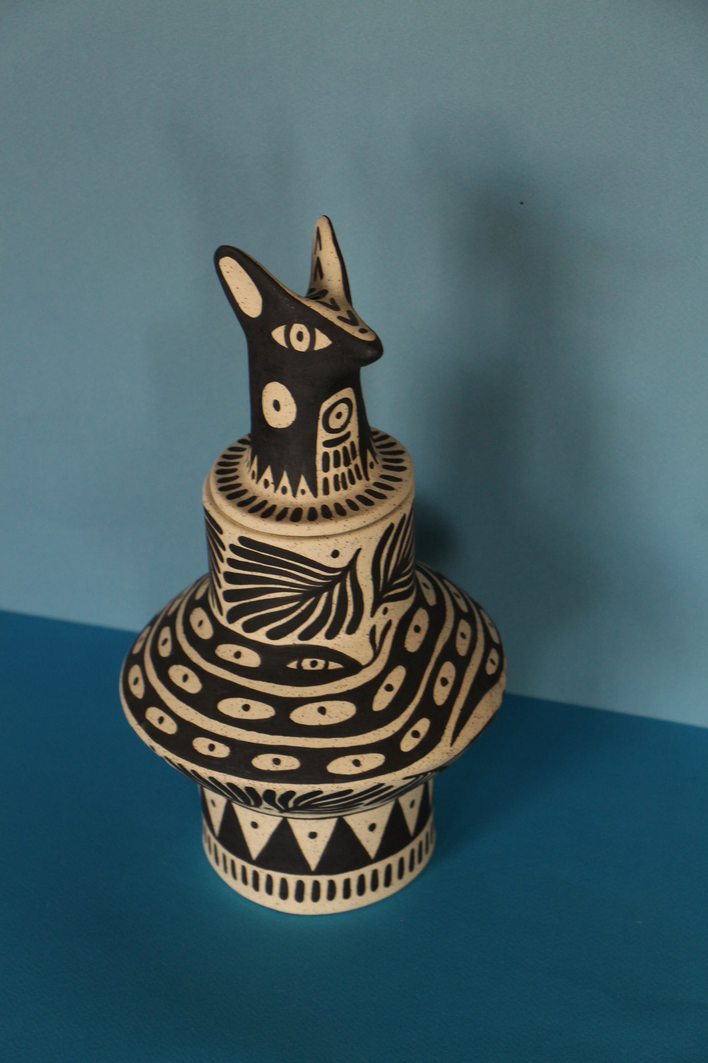 Perro y Arena - Coyote Urna 3